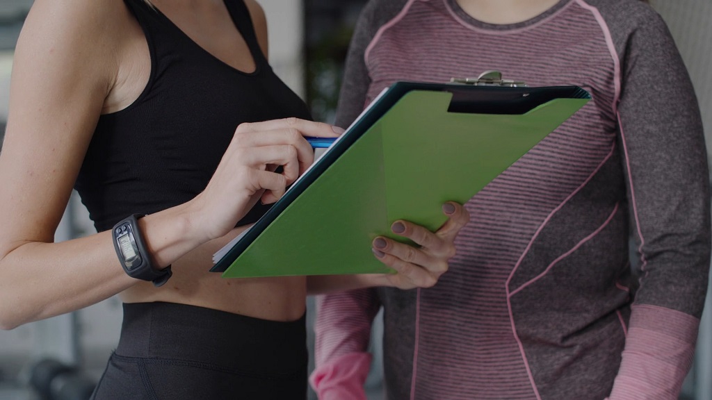 Trener sa sportistom pravi plan ishrane na papiru
